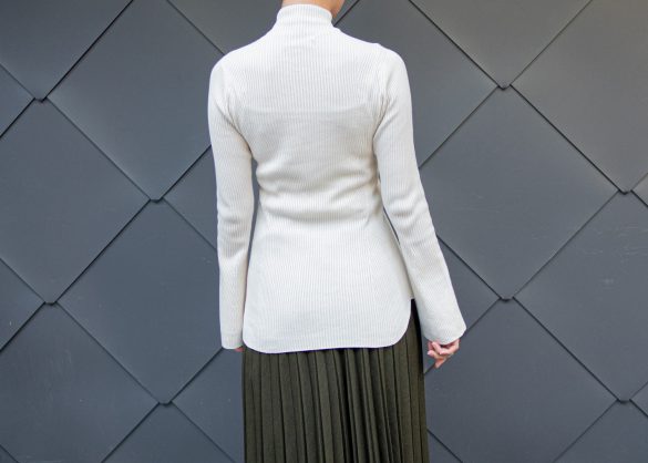 後ろはお尻にすこしかかる。くびれが強調されるデザインです