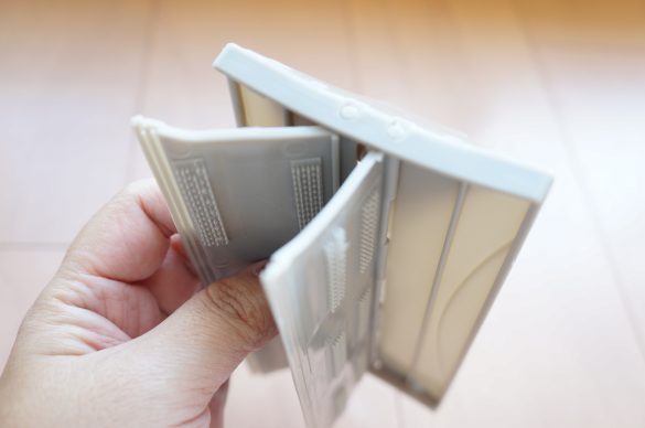 パネルを折り畳んでダスターを取り付ける