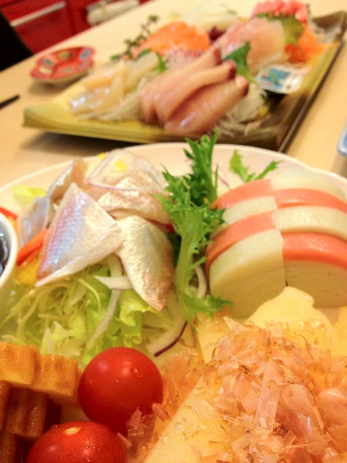 華やかな料理が並ぶ食卓