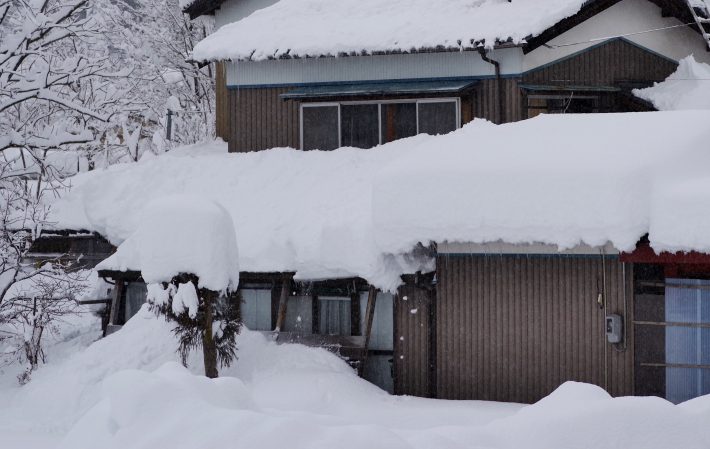 お礼をしたいと家の前で待たされる