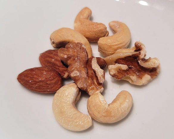 均整の取れた大ぶりのナッツが選別されている