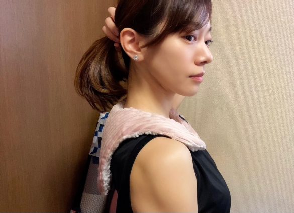 背中の上部が覆われるサイズ感。