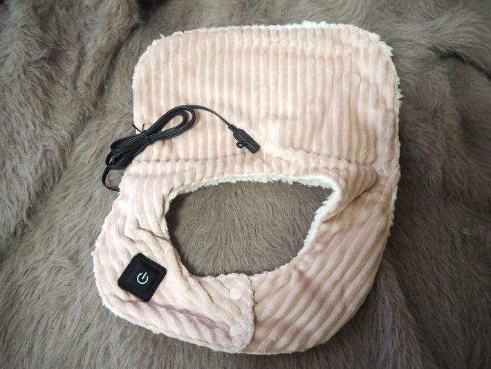 背中中央辺りに電熱パッドが入った温めグッズ