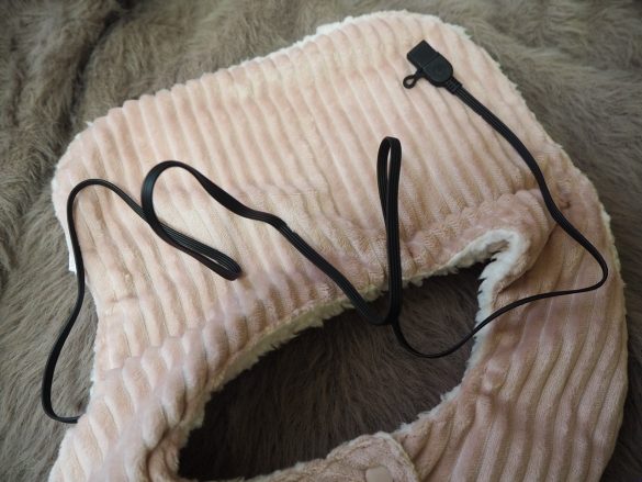 USBケーブルの長さは約100cm。