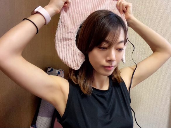 肩に乗せます。