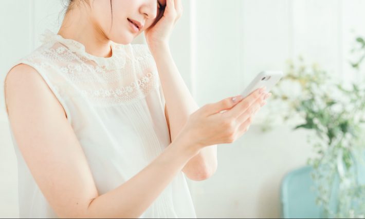 スマホ　女性　イライラ