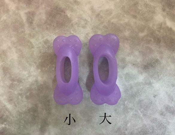 大きい穴のほうから耳に入れます。