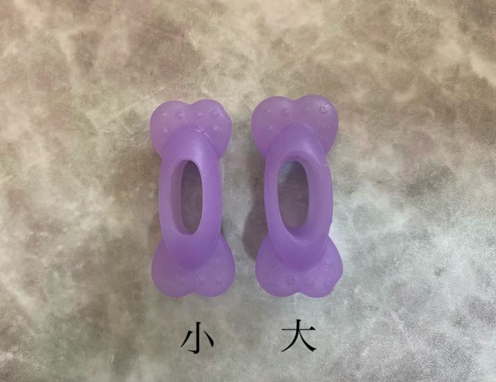 大きい穴のほうから耳に入れます。