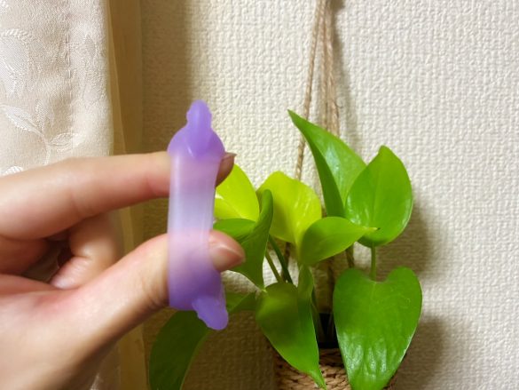 小さい穴のほうから指を入れてグッと広げます。