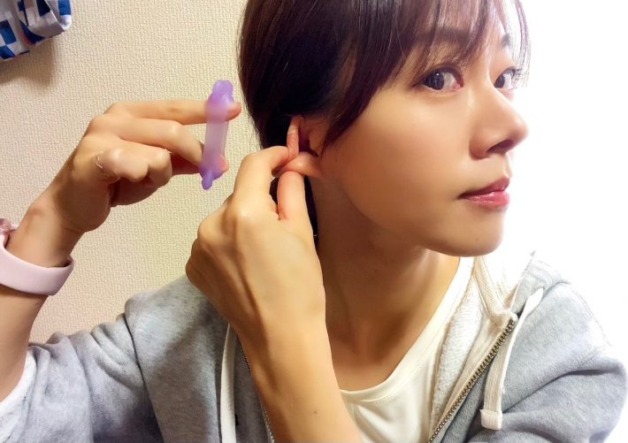 耳にはめます。