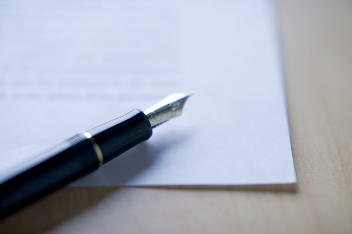 サインを迫る義兄と、無関心を装う義姉