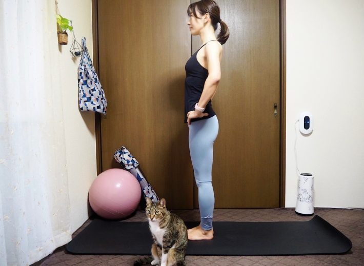 （1）足を揃えて立つ