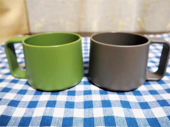 同じ高さのマグカップを2つ用意。