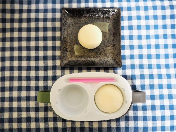 雪見だいふくを用意。1つはお皿に。