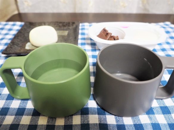チョコレート側のマグカップにお湯を注ぎます。