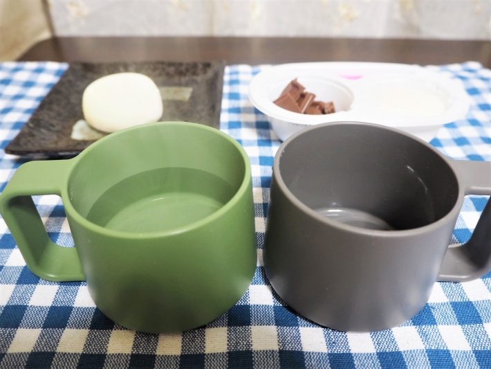 チョコレート側のマグカップにお湯を注ぎます。