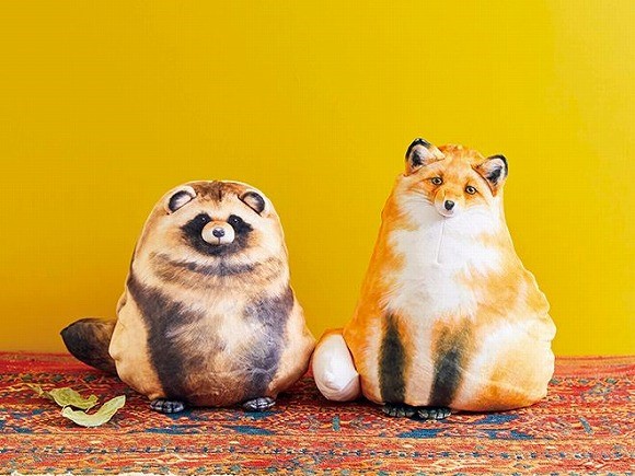 「エゾタヌキが化ける リバーシブルクッション、キタキツネが化ける リバーシブルクッション」各¥4,180（税込）