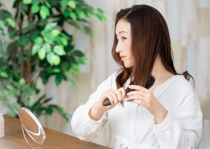 ブラッシングする女性