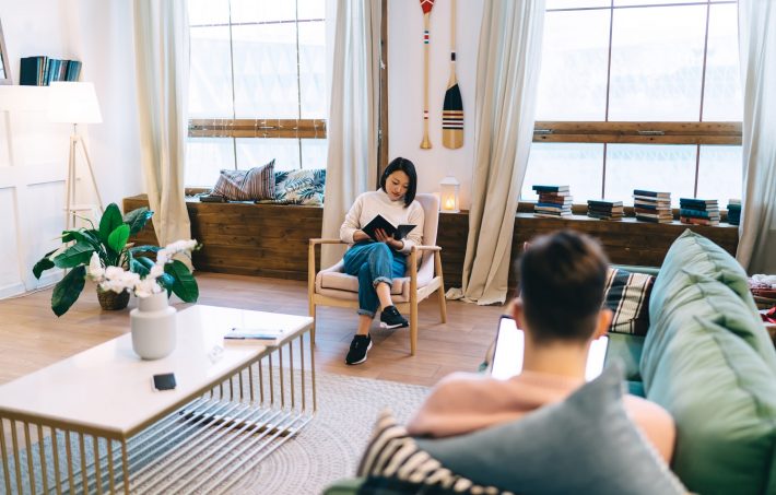 ソファ　カップル　読書