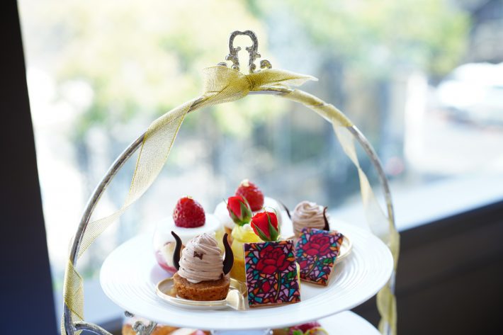 ルームサービスでアフタヌーンティーを楽しむ