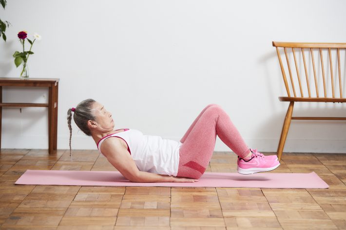 2. 床につかないように、かかとを下げる