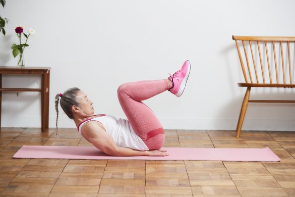 1. ひざを顔へ近寄せる