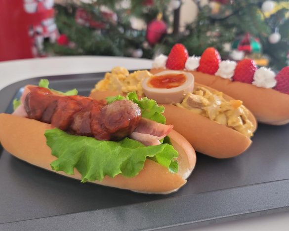 グルメ系ホットドッグにルールはありません。好きなものをたっぷり挟んで並べてみましょう