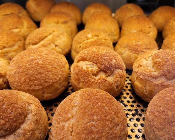 しっかり膨らんだシュー生地に釘付けになる。「八ヶ岳のたまご カスタードシュー」237円(税込)