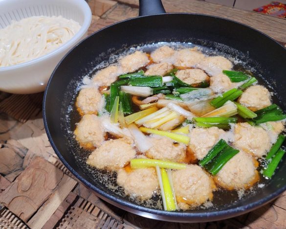 深めのフライパンは、焼いて煮込む一連の調理が可能です