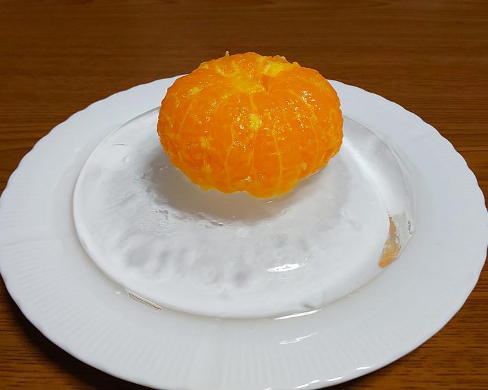 ミカンがドーン。「鏡餅みたいですよね（笑）」とメッセージ付きで写真が送られてきた