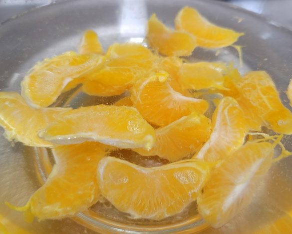 重曹を加えて優しく煮たミカン