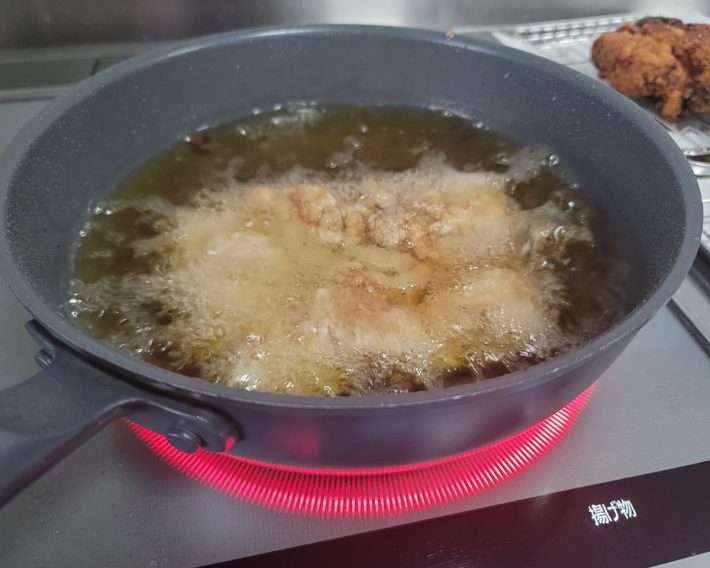 ウスターソースは焦げやすいので、低温で揚げる