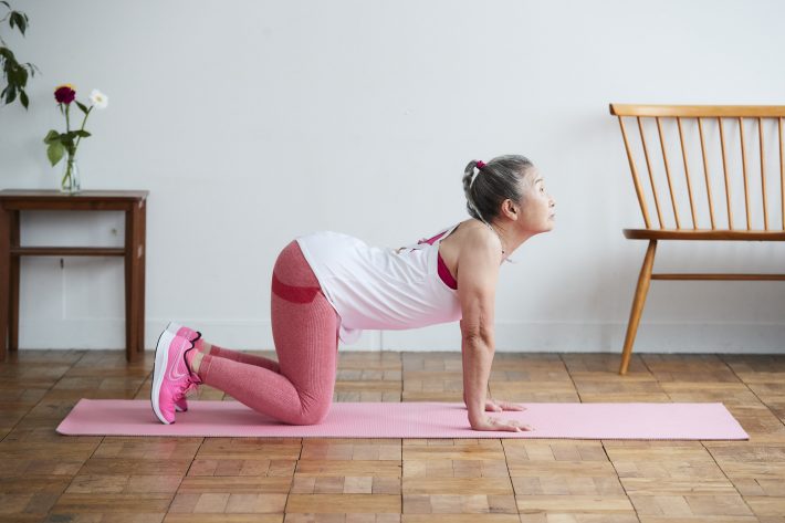 １. 背中を「犬」のように反らせる