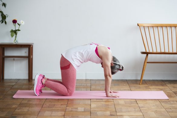 2. 背中を「猫」のように丸める