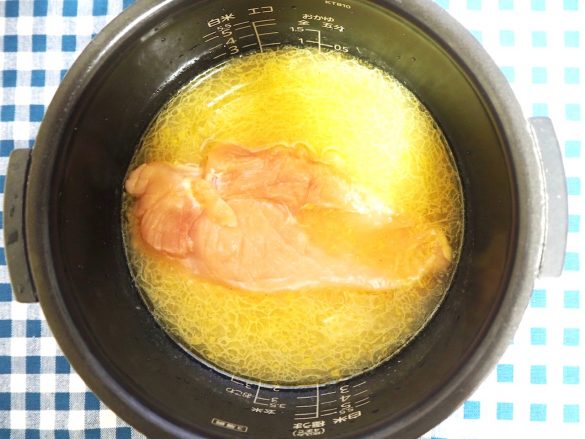 上に鶏もも肉をのせて、炊飯器のスイッチオン。