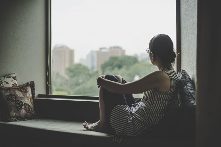 窓辺　女性