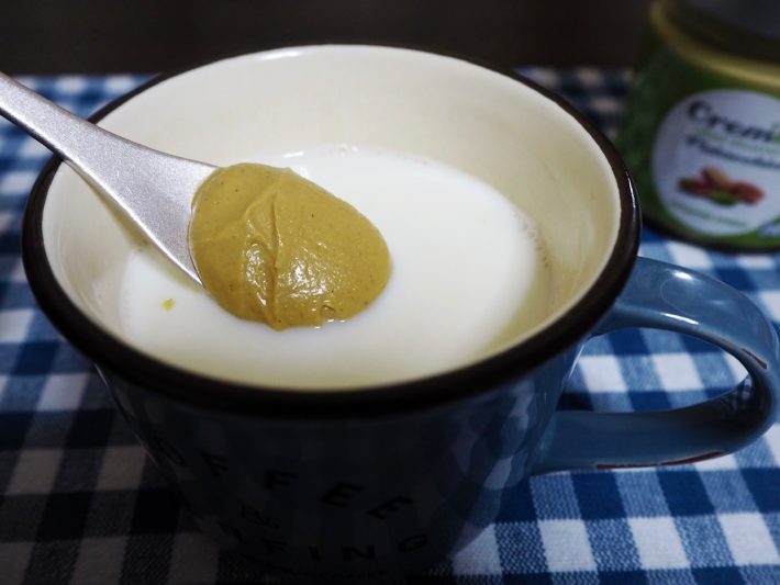 200mlの牛乳に、「ピスタチオスプレッド」大さじ1弱