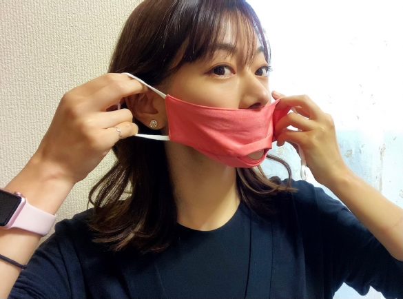 穴の開いた部分にあごをあてる