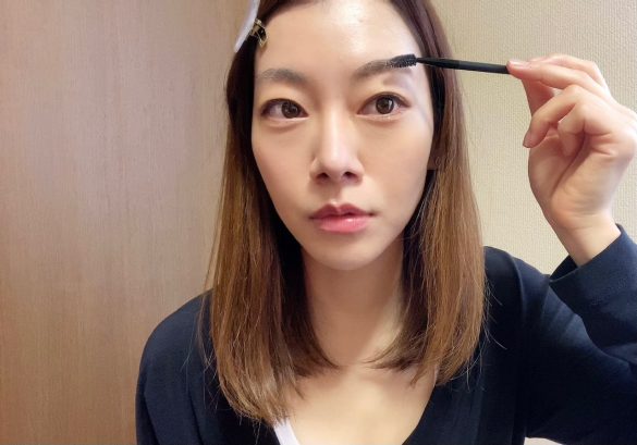 眉ブラシで全体を馴染ませます。