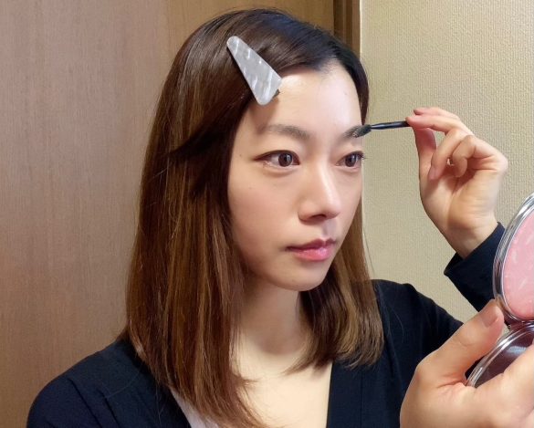 眉用ブラシで眉毛の流れを整えます。
