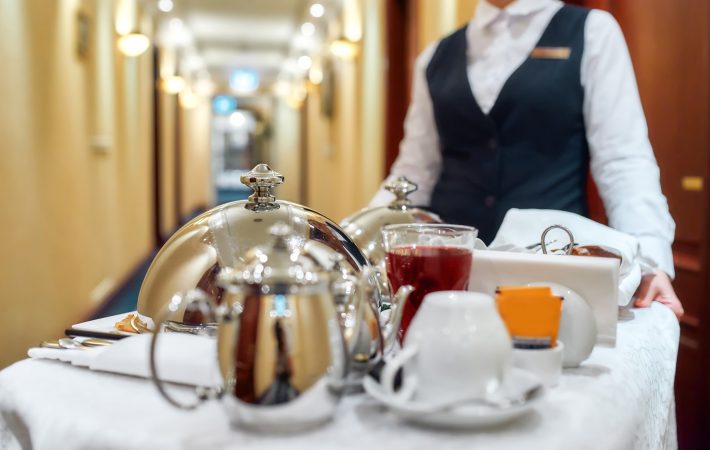 ワゴンの布を身体に巻きつける