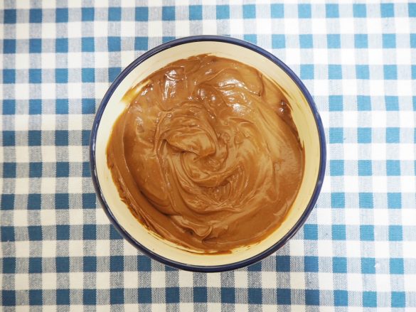 「オイコス」とチョコが混ざった状態。