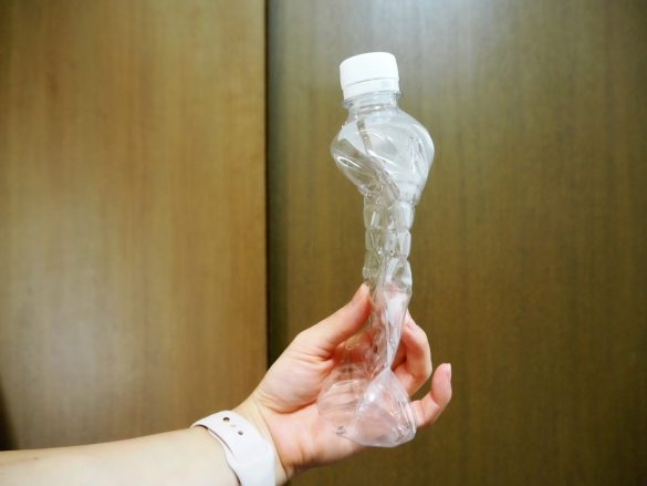 「ペチャンコポンプ」で潰したペットボトル。