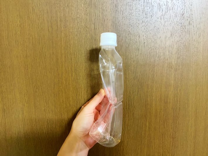 ハードタイプも半分くらいまで潰れます。