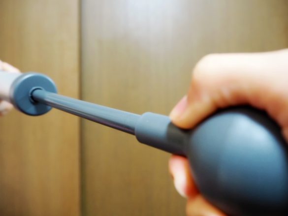 ハンドレバーを前後にスライドします。