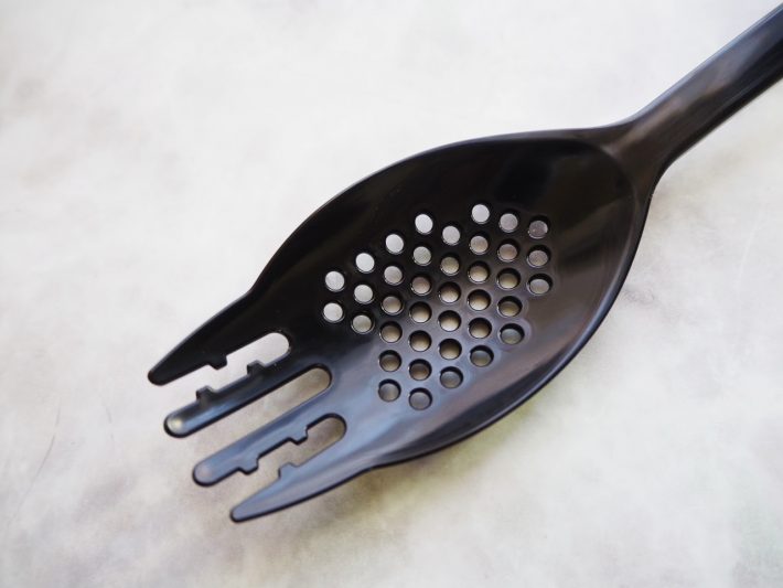 穴あきスプーンとフォークが合体した新型ラーメンレンゲ