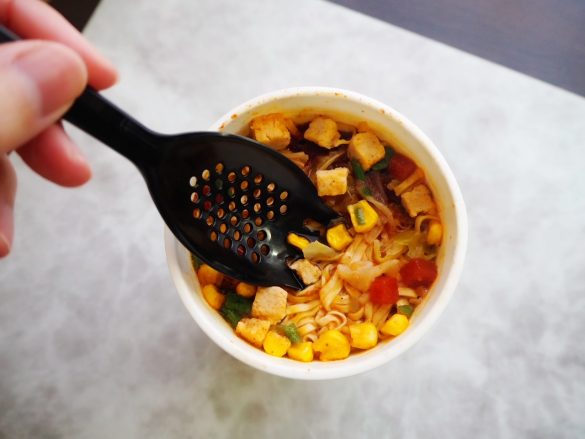 かき混ぜて麺をほぐします。