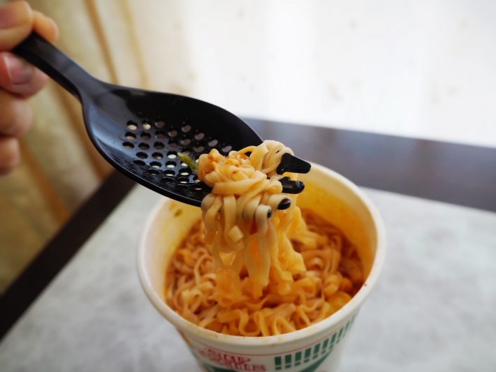 フォーク部分で麺をキャッチ