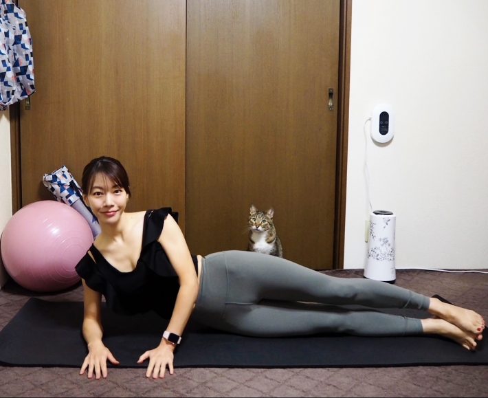 （1）右の体側を下にして、横向きになる