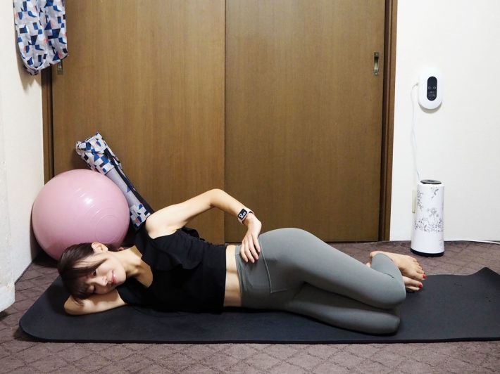 （2）股関節とひざを曲げ、右腕は頭の下、左手は腰に添える